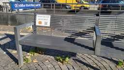 Eine Bank mit einem Schild
