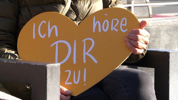 Ein gelbes Herz mit weißer Schrift
