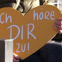 Ein gelbes Herz mit weißer Schrift