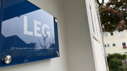 Schild mit LEG Logo an Hauswand
