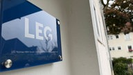 Schild mit LEG Logo an Hauswand