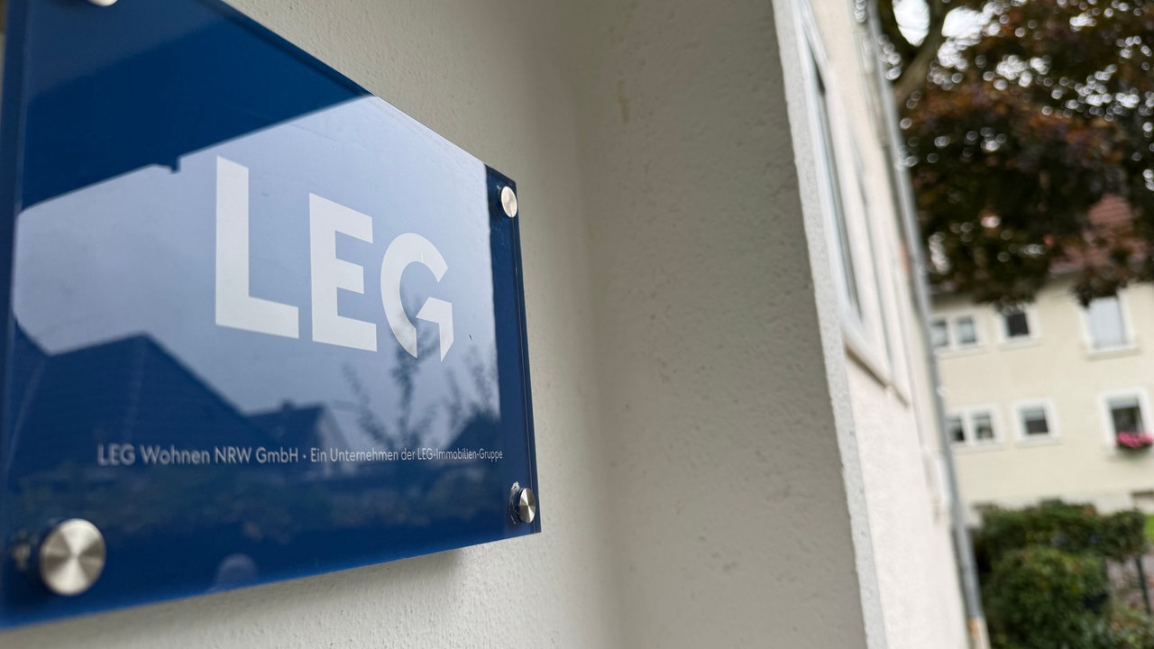 Schild mit LEG Logo an Hauswand