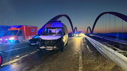 Zwei der Unfallwögen sowie die Feuerwehr stehen nach der Karambolage auf der Strecke der A42