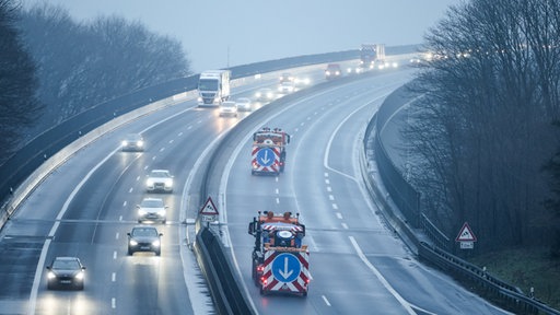 Zu sehen ist eine Autobahn bei Nebel, welche nur in eine Richtung befahren wird