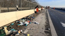 Die beschmutzte Spur wird von den Einsatzkräften gereinigt