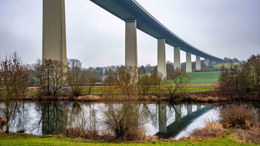 Die Ruhrtalbrücke der A52 von unten, unter der Brücke verläuft die Ruhr