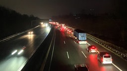 Zu sehen ist die A52 bei der es sich auf einer Spur staut. 