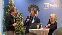 AfD-OB-Kandidat Michael Eiche auf Podium (Mitte)