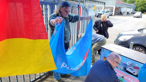 AfD-Kandidat Winfried Grundmann an einem AfD-Wahlkampfstand in Bergkamen 