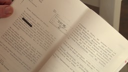 Eine Seite eines Schreibens aus einem aufgeschlagenen Buch