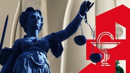 Die Justitia steht neben einem Apothekenzeichen und im Hintergrund sind Infusionsbeutel zu sehen