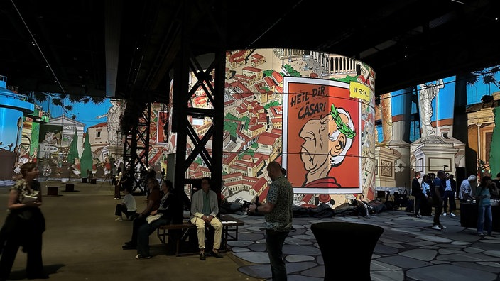 Bilder aus den Asterix-Comics werden auf die Wände von Phoenix de Lumieres in Dortmund projeziert