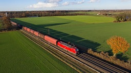 Drohnenaufnahme der Betuwe-Linie mit fahrendem Güterzug