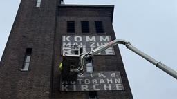 Vor dem Gebäude der Autobahn Kirche steht ein Kran 