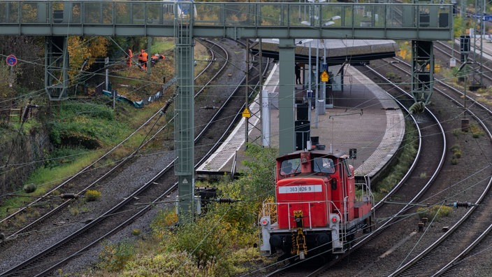 Blick auf Bahngleise mit einer Lok vor einem leeren Bahnhof Haan-Gruiten