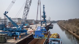 Die Kranteile wurden im Hafen Aken an der Elbe verladen
