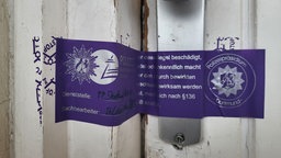 Die Türe wurde von der Polizei versiegelt.