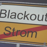 Ortseingangs-Schild mit Blackout und Strom (durchgestrichen) 