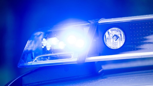 Ein Blaulicht leuchtet an einer Polizeistreife