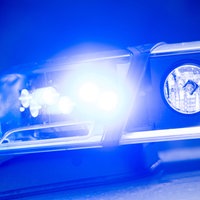 Ein Blaulicht leuchtet an einer Polizeistreife