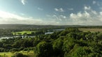 Auf dem Foto ist die Ruhr, umgeben von Wald.