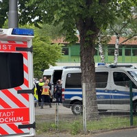 Vor der Rupert-Neudeck-Schule in Bochum stehen Einsatzfahrzeuge der Polizei und ein Rettungswagen. An der Schule hat es einen Amokalarm gegeben.