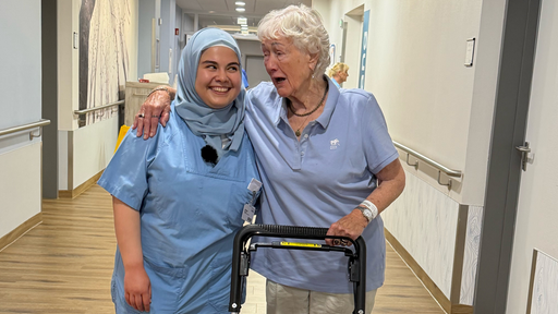Elif Köker (l.) arbeitet als Pflegefachfrau im St. Barbara Hospital. Hier mit Patientin Liselotte Mische.