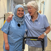 Elif Köker (l.) arbeitet als Pflegefachfrau im St. Barbara Hospital. Hier mit Patientin Liselotte Mische.