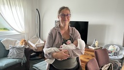Johanna Handebrauck hält ihr Baby im Arm.