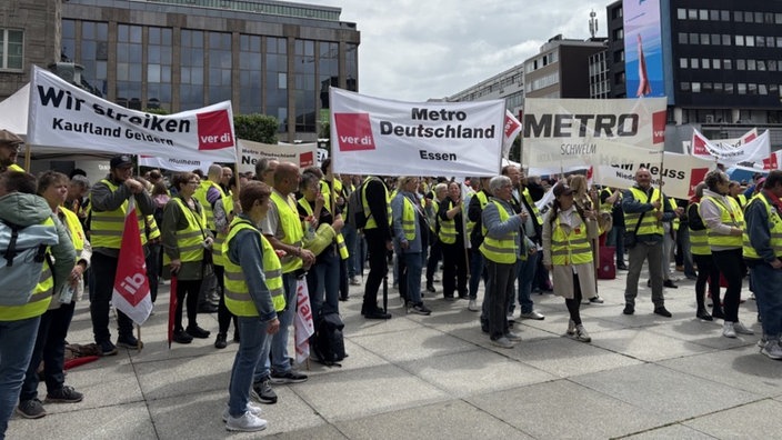 Menschen demonstrieren mit Bannern von Verdi