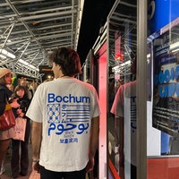 Viele Menschen stehen an einem Bahnsteig der U35 in Bochum