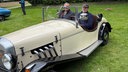 Zwei Männer sitzen in ihrem Borgwart Roadstar von 1951. 