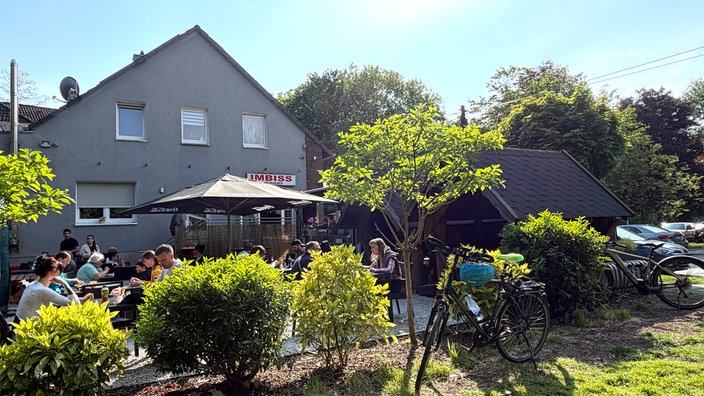 Der Biergarten rund um die Tetra-Törtchen und dem Imbiss am Tetraeder in Bottrop