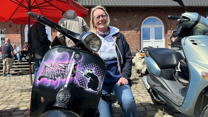 Vespa-Fan Yvonne mit ihrer schwarz und lila lackierten Vespa