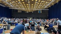 In der Essener Grugahalle zählen etwa 900 Menschen die Briefwahl aus 