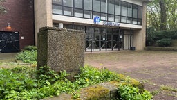 Vor der Stadthalle Bochum steht der leere Sockel, auf dem die Skulptur stand.