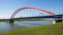 Eine Brücke über den Rhein mit mehreren Fahrzeugen darauf