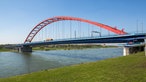 Eine Brücke über den Rhein mit mehreren Fahrzeugen darauf