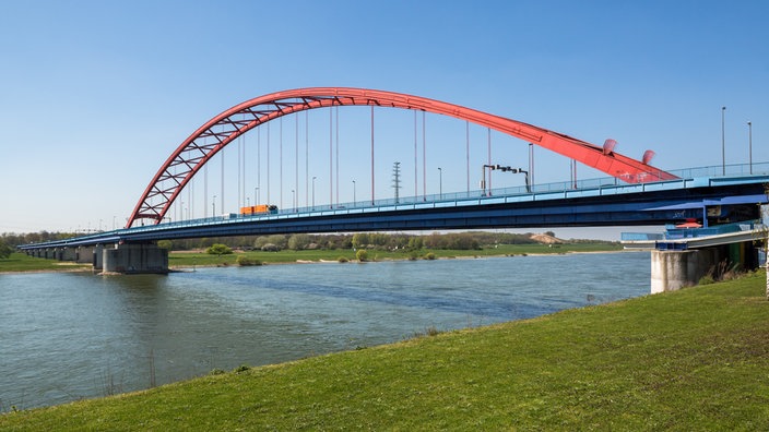Eine Brücke über den Rhein mit mehreren Fahrzeugen darauf