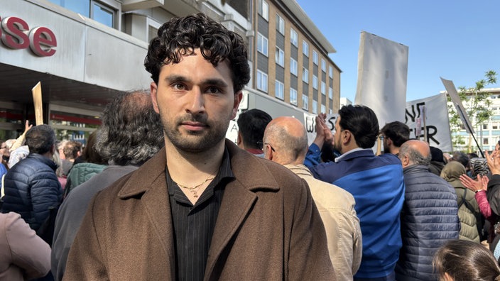 Demo-Veranstalter Soner Sari blickt ernst in die Kamera.