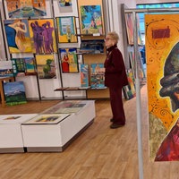 Im ehemaligen Kaufhof in Dortmund stehen und hängen zahlreiche bunte Bilder, unter anderem ein Porträt von Mozart