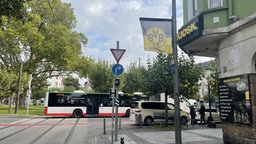 Ein Bus fahrt am Borsigplatz entlang