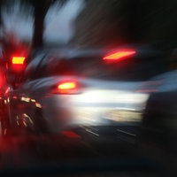 Zwei Autos wurden im abendlichen Straßenverkehr unscharf fotografiert.