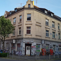 Panorama-Ansicht eines Gebäudes am Straßeneck. 