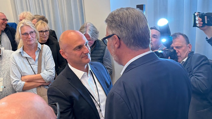 Der ehemalige Dortmunder Oberbürgermeister Thomas Westphal gratuliert seinem Nachfolger Alexander Kalouti.