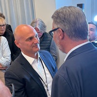 Der ehemalige Dortmunder Oberbürgermeister Thomas Westphal gratuliert seinem Nachfolger Alexander Kalouti.