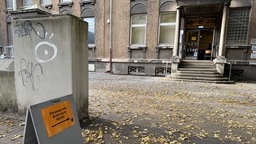 Der Eingang zu einem Wahllokal in Dortmund ist leer, niemand steht an.
