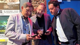 OB-Kandidat Dudda checkt Wahlergebnisse