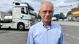 Ein Duisburger Unternehmer Jochen E. Köppen steht vor einem seiner Trucks