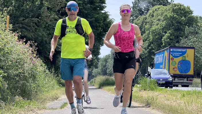 Die Marathon-Läuferin Joyce Hübner und ein weiterer Läufer.